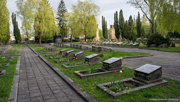 Глумление. Как нацисты во Львове снесли мемориал Славы. Фото Глумление. Как нацисты во Львове снесли мемориал Славы. Фото