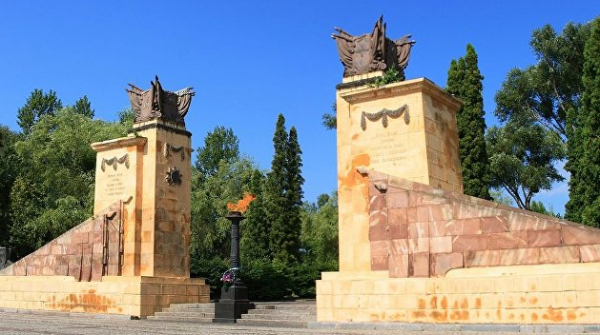 Глумление. Как нацисты во Львове снесли мемориал Славы. Фото Глумление. Как нацисты во Львове снесли мемориал Славы. Фото