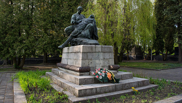 Глумление. Как нацисты во Львове снесли мемориал Славы. Фото Глумление. Как нацисты во Львове снесли мемориал Славы. Фото