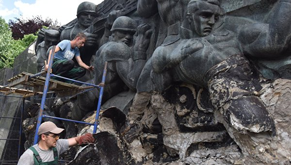 Глумление. Как нацисты во Львове снесли мемориал Славы. Фото Глумление. Как нацисты во Львове снесли мемориал Славы. Фото