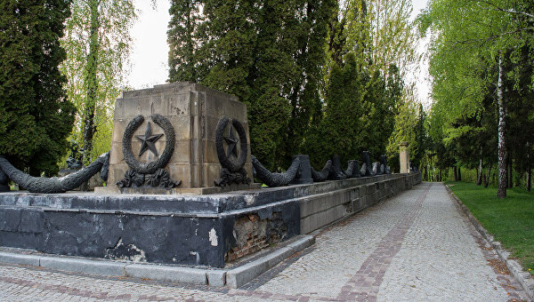 Глумление. Как нацисты во Львове снесли мемориал Славы. Фото Глумление. Как нацисты во Львове снесли мемориал Славы. Фото