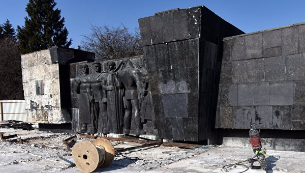 Глумление. Как нацисты во Львове снесли мемориал Славы. Фото Глумление. Как нацисты во Львове снесли мемориал Славы. Фото