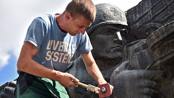 Глумление. Как нацисты во Львове снесли мемориал Славы. Фото Глумление. Как нацисты во Львове снесли мемориал Славы. Фото