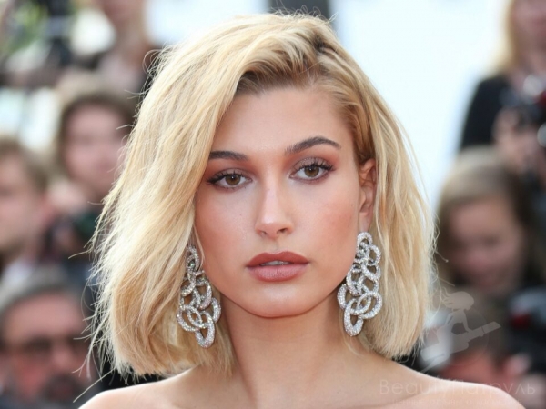 Хейли Бибер топлесс позировала для Vogue Хейли Бибер топлесс позировала для Vogue