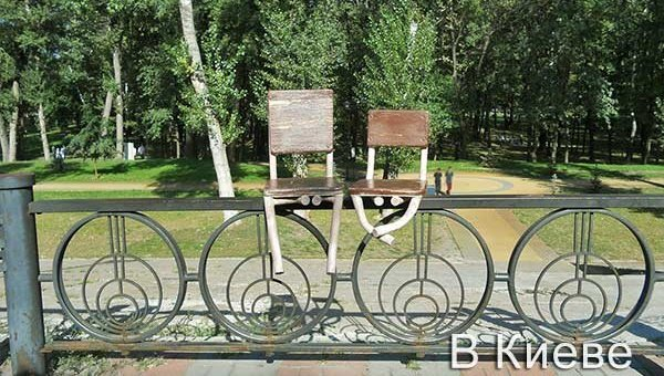 Истоптанные башмаки, бабушка&mdash;&laquo;покровительница студентов&raquo; и летающая корова: как выглядят забавные скульптуры Киева