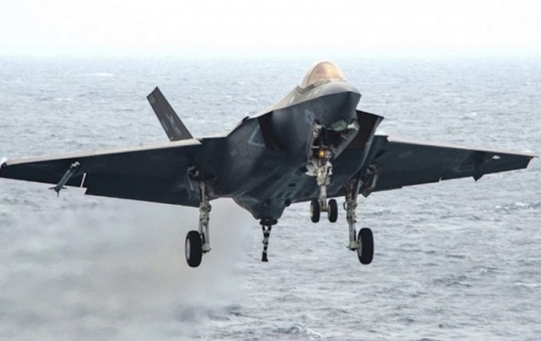 Истребитель F-35 рухнул на авианосец. Видео Истребитель F-35 рухнул на авианосец. Видео