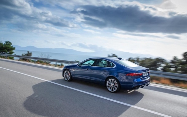 Jaguar представил обновленный седан Jaguar представил обновленный седан