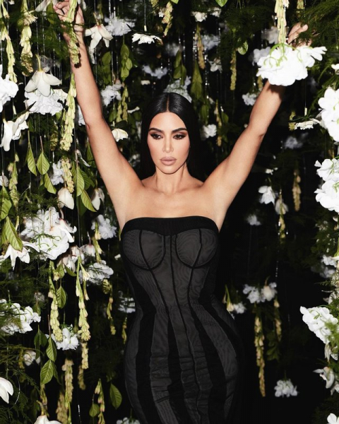 Ким Кардашьян нашла идеальное платье для своих форм Ким Кардашьян нашла идеальное платье для своих форм