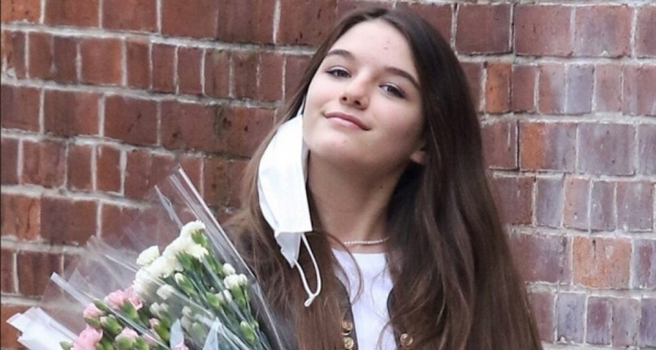 Копия мамы: папарацци засняли 15-летнюю дочь Тома Круза и Кэти Холмс Копия мамы: папарацци засняли 15-летнюю дочь Тома Круза и Кэти Холмс
