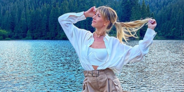 Леся Никитюк позировала на самом красивом поле в Карпатах