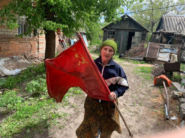 «Лучше бы я знаменитой не была». Как украинка с советским флагом стала культурным феноменом в России и что она об этом думает «Лучше бы я знаменитой не была». Как украинка с советским флагом стала культурным феноменом в России и что она об этом думает