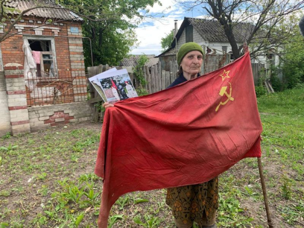 «Лучше бы я знаменитой не была». Как украинка с советским флагом стала культурным феноменом в России и что она об этом думает «Лучше бы я знаменитой не была». Как украинка с советским флагом стала культурным феноменом в России и что она об этом думает