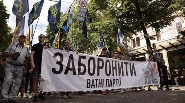 Марш «Национального корпуса»: радикалы помогли Порошенко и Зеленскому Марш «Национального корпуса»: радикалы помогли Порошенко и Зеленскому