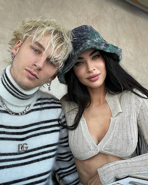 Меган Фокс и Machine Gun Kelly отправились в романтическое путешествие на озере Комо Меган Фокс и Machine Gun Kelly отправились в романтическое путешествие на озере Комо