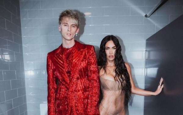 Меган Фокс и Machine Gun Kelly отправились в романтическое путешествие на озере Комо Меган Фокс и Machine Gun Kelly отправились в романтическое путешествие на озере Комо