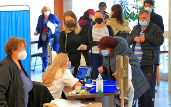 МОЗ утвердил применение третьей дозы COVID-вакцины