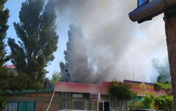 На базе отдыха в Затоке вспыхнул пожар На базе отдыха в Затоке вспыхнул пожар