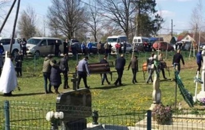 На Буковине умерших от COVID-19 братьев хоронили стоя у машин На Буковине умерших от COVID-19 братьев хоронили стоя у машин