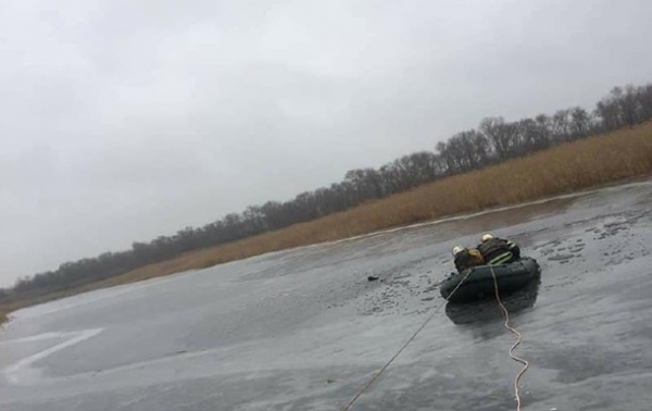 На Днепропетровщине два рыбака провалились под лед На Днепропетровщине два рыбака провалились под лед