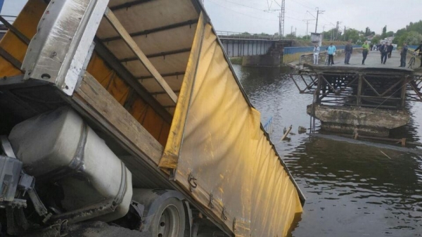 На Днепропетровщине под фурой обвалился мост