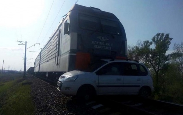 На Днепропетровщине поезд снес легковушку: есть погибшие