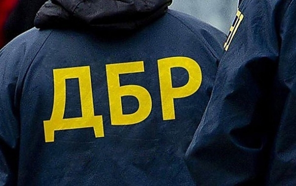 На Донбассе майор сбил с ног женщину прикладом автомата На Донбассе майор сбил с ног женщину прикладом автомата