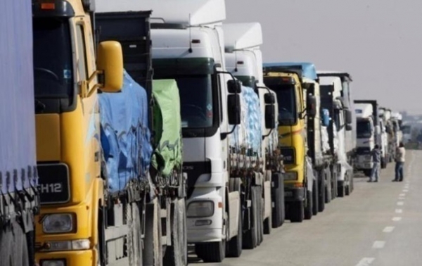 На границе Украины с Польшей застряли сотни фур