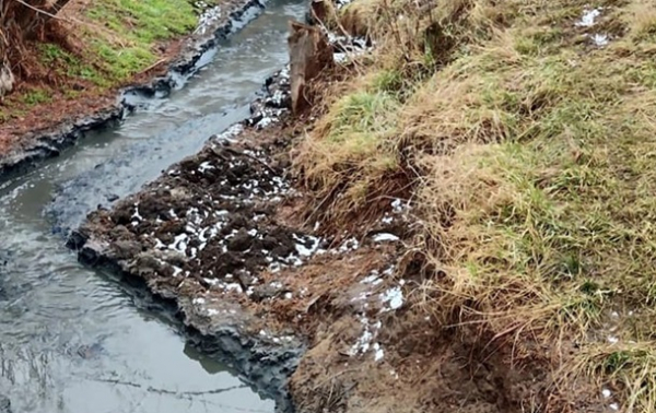 На Кировоградщине чиновников водоканала подозревают в загрязнении реки На Кировоградщине чиновников водоканала подозревают в загрязнении реки