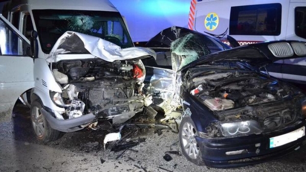 На Львовщине BMW врезался в микроавтобус: десять пострадавших На Львовщине BMW врезался в микроавтобус: десять пострадавших