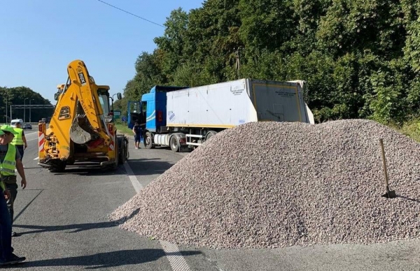 На Львовщине водитель грузовика засыпал трассу щебнем, чтобы не платить за перегруз На Львовщине водитель грузовика засыпал трассу щебнем, чтобы не платить за перегруз