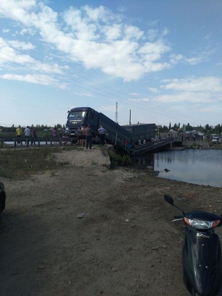 На Николаевщине под фурой обвалился мост На Николаевщине под фурой обвалился мост