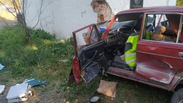 На Закарпатье легковушка влетела в остановку: двое погибших На Закарпатье легковушка влетела в остановку: двое погибших