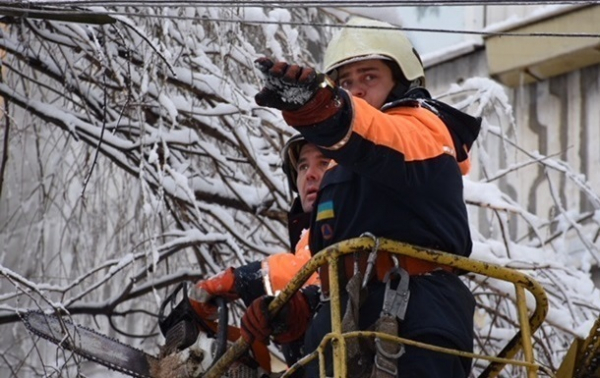 На западе Украины тысячи потребителей без света На западе Украины тысячи потребителей без света