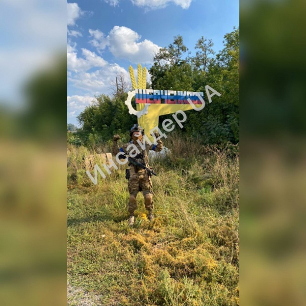 Над Балаклеей подняли украинский флаг Над Балаклеей подняли украинский флаг