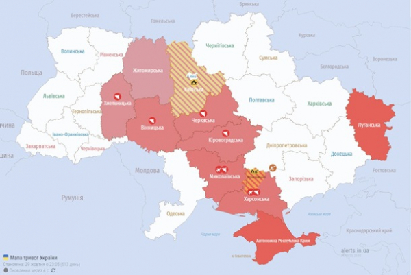 Над Украиной летят две группы шахедов