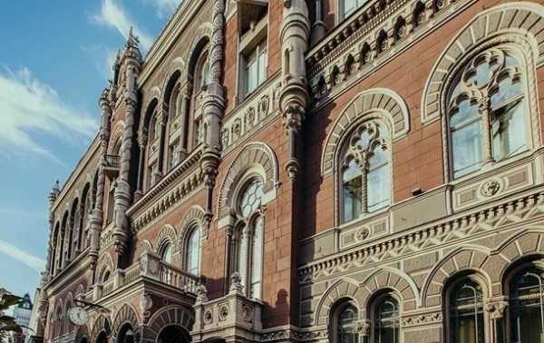 НБУ сократил продажу долларов из резервов