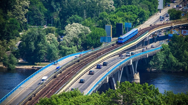 Неизвестный с пакетом в руках угрожает взорвать мост Метро в Киеве