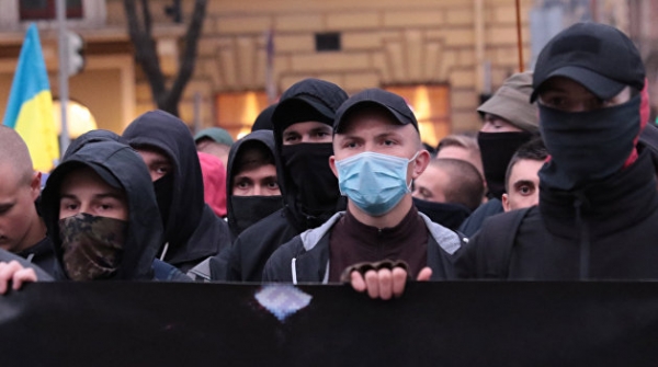 Неонацисты на своем марше назвали Зеленского и Ермака приверженцами «Единой России» Неонацисты на своем марше назвали Зеленского и Ермака приверженцами «Единой России»