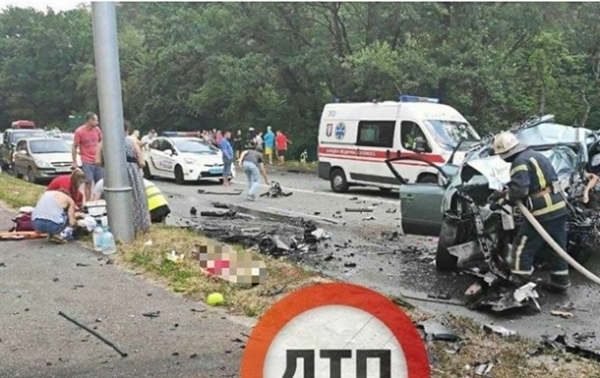 Пьяный водитель Mercedes устроил ДТП: погибли двое детей и родители Пьяный водитель Mercedes устроил ДТП: погибли двое детей и родители