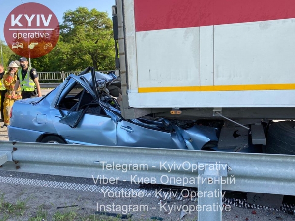 Под Борисполем легковушка влетела в фуру: двое погибших Под Борисполем легковушка влетела в фуру: двое погибших