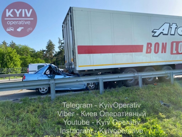 Под Борисполем легковушка влетела в фуру: двое погибших Под Борисполем легковушка влетела в фуру: двое погибших