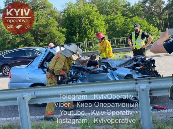 Под Борисполем легковушка влетела в фуру: двое погибших Под Борисполем легковушка влетела в фуру: двое погибших