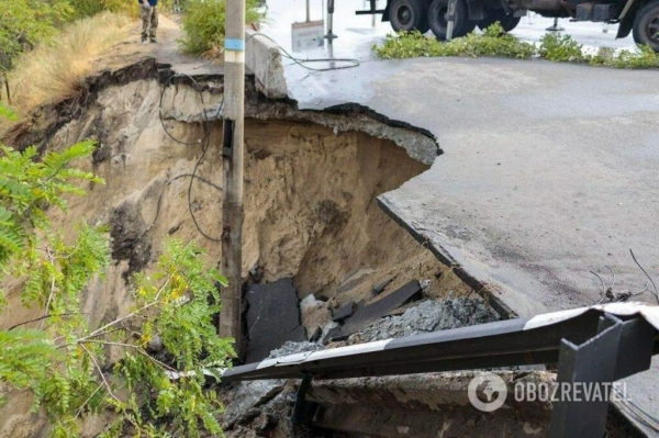 Под Днепром из-за мощного ливня обвалился «уставший» мост Под Днепром из-за мощного ливня обвалился «уставший» мост