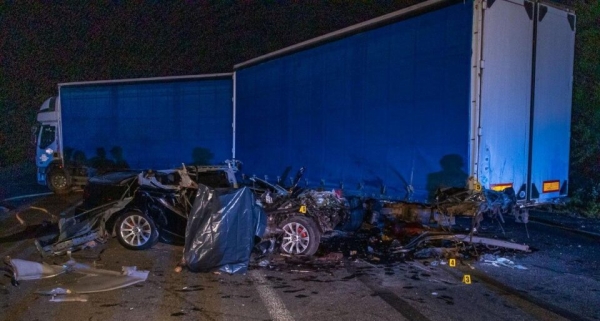 Под Днепром легковушка врезалась в фуру: погибли двое взрослых и ребенок Под Днепром легковушка врезалась в фуру: погибли двое взрослых и ребенок