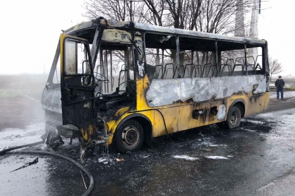 Под Днепром сгорел дотла пассажирский автобус Под Днепром сгорел дотла пассажирский автобус
