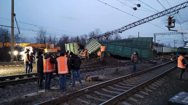 Под Днепром восемь грузовых вагонов сошли с поезда Под Днепром восемь грузовых вагонов сошли с поезда