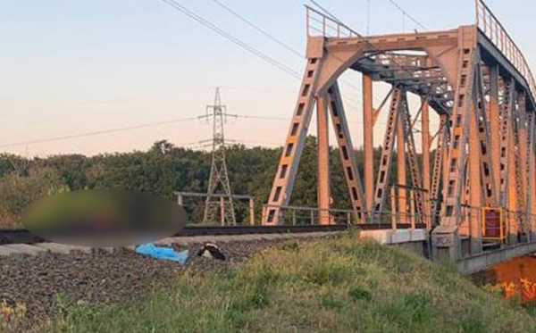 Под Киевом 13-летний парень погиб, делая селфи на рельсах Под Киевом 13-летний парень погиб, делая селфи на рельсах