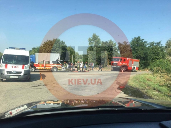 Под Киевом арматура вылетела из грузовика и прошила автомобиль