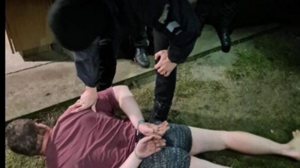 Под Киевом грабитель забрался в частный дом и открыл огонь по его хозяевам Под Киевом грабитель забрался в частный дом и открыл огонь по его хозяевам