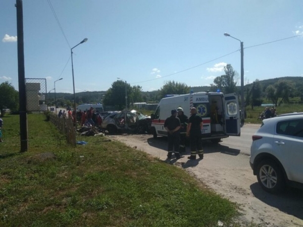 Под Киевом Lexus смял Kia: пять пострадавших Под Киевом Lexus смял Kia: пять пострадавших
